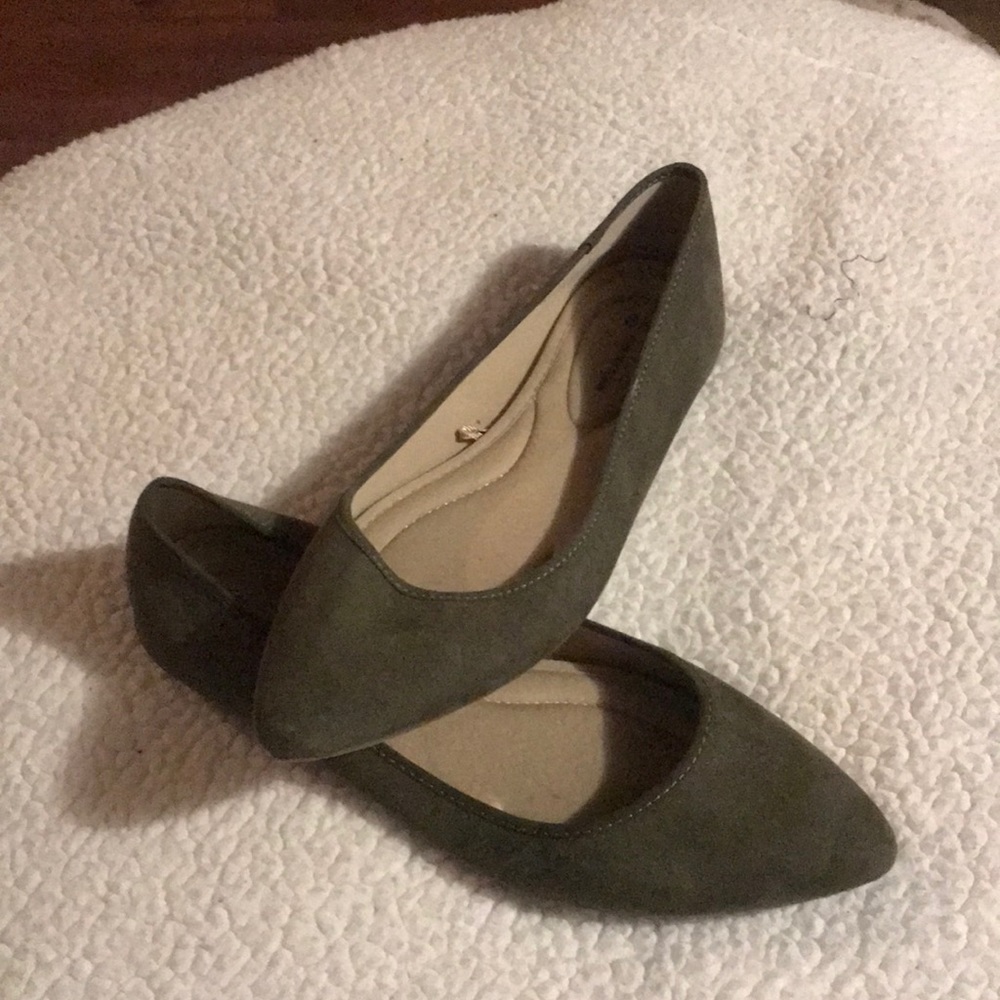 Green flat shoes